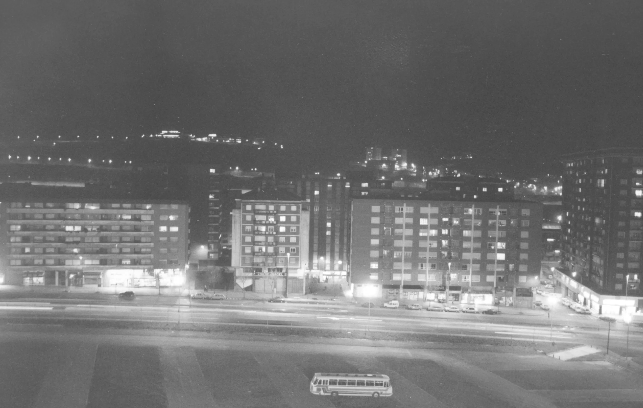 aparcamiento en helguera noche (1) _ Ibarrekolandako Argazki Elkartearen argazkia