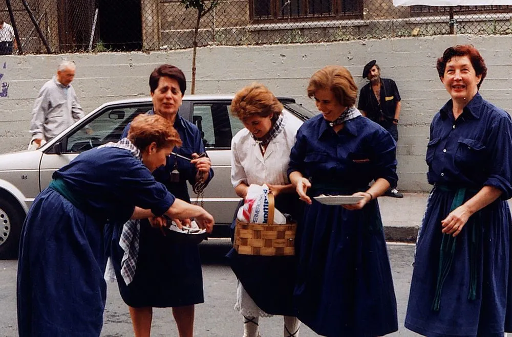 cuadrilla Marisa, Mª Carmen, Trini, María, Mª Angeles con el Gudari atras