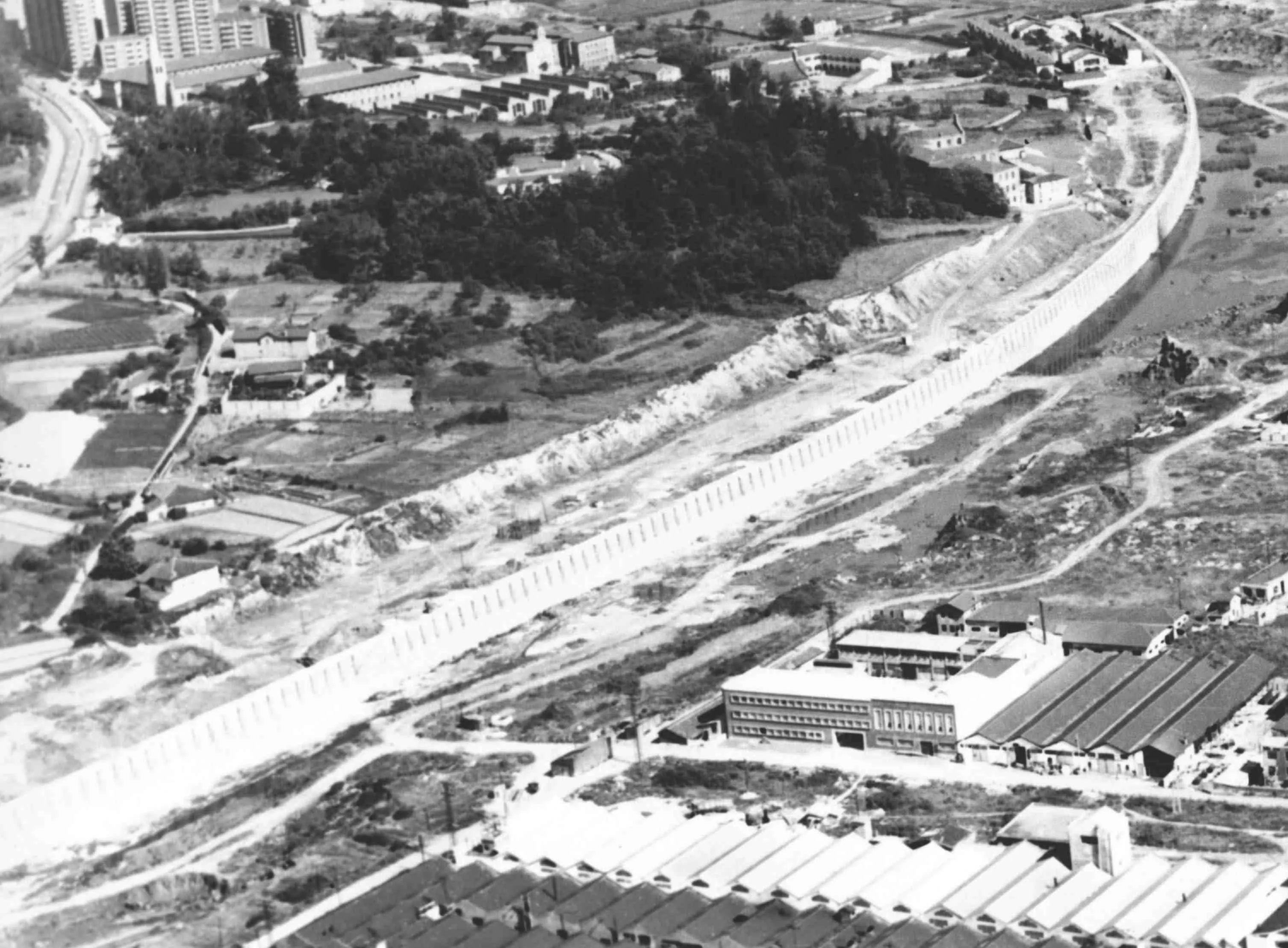 Vista aérea de Ibarrekolanda en 1960, con el muro del ferrocarril atravesando el valle